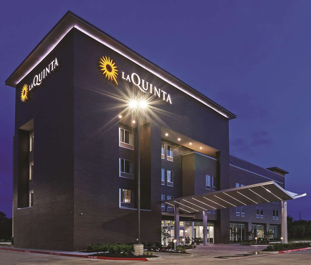Отель La Quinta By Wyndham College Station South Экстерьер фото
