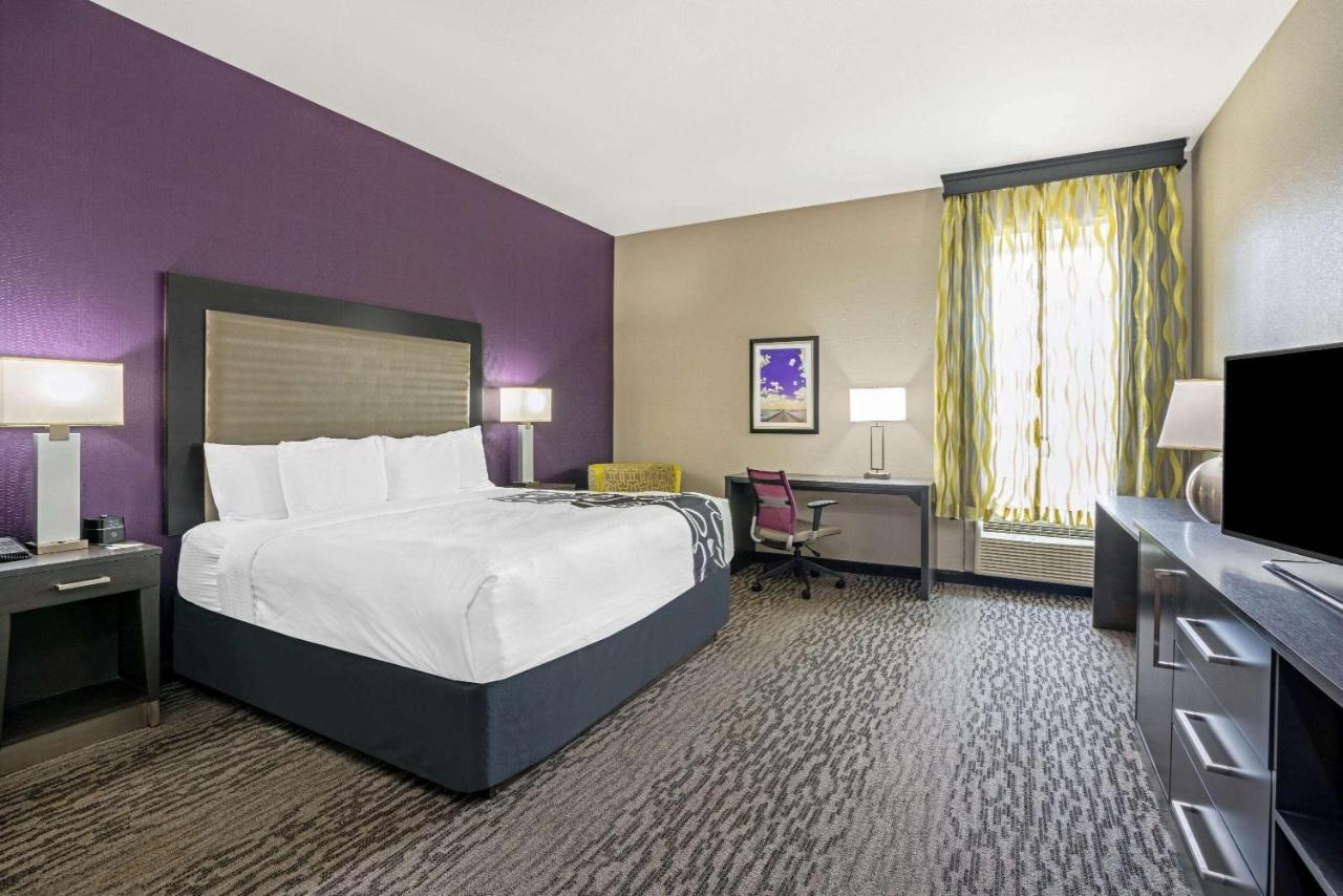 Отель La Quinta By Wyndham College Station South Экстерьер фото